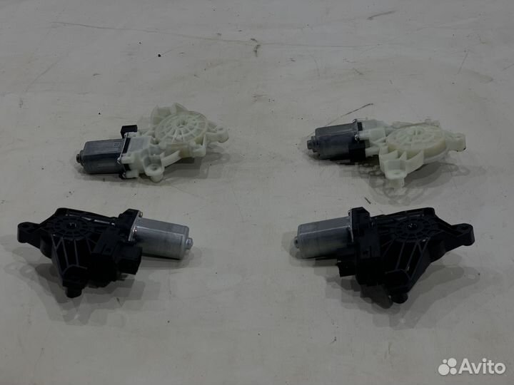 Мотор стеклоподъемника передний левый W213