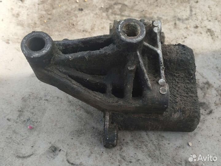 Кронштейн насоса гур Рено Кангу меган симбл