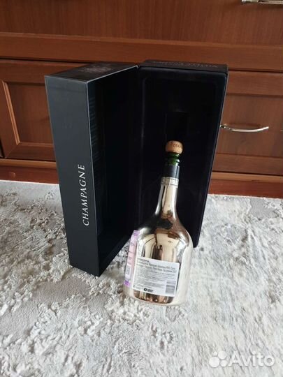 Пустая бутылка и коробка из под шампанского 2007