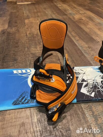 Сноуборд с креплениями и ботинками