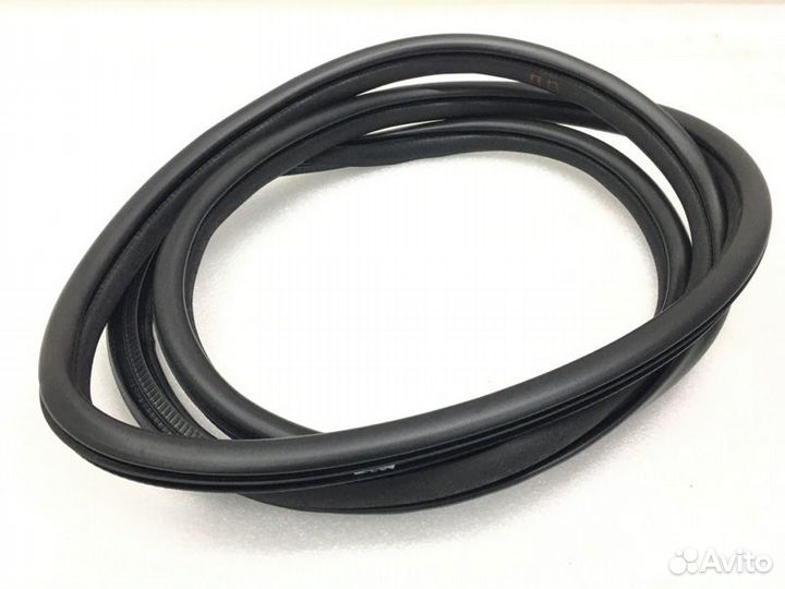 Уплотнительная резинка передняя правая Mitsubishi