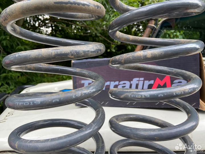 Пружины задние Ленд Ровер Дефендер