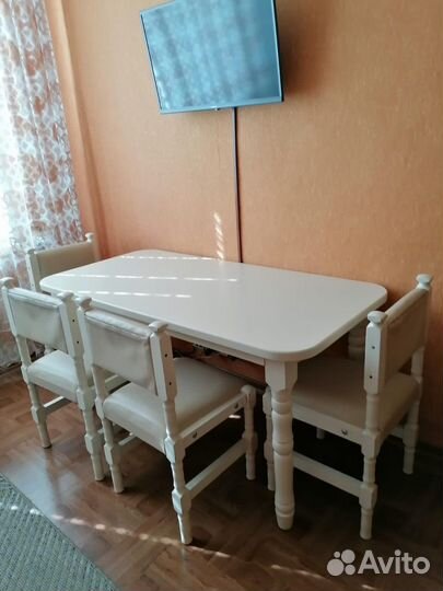 Стол со стульями