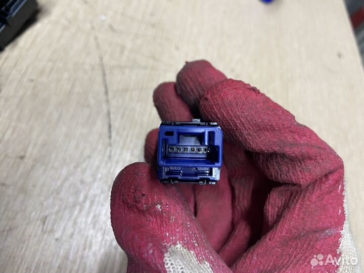 Кнопка обогрева сидений задняя Toyota Rav4 XA50