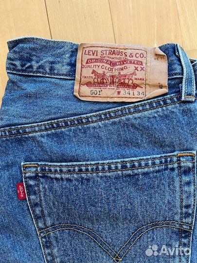 Джинсы Levi's укороченные (32)