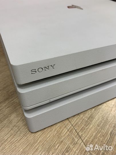 Белая Sony PlayStation 4 Pro 1TB CUH-7216B