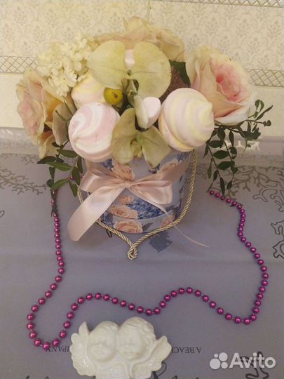 Вкусный букет с зефиром и цветами в наличии