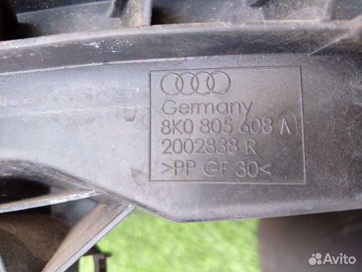 Кронштейн крепления фары правый 8K0805608A Audi A4