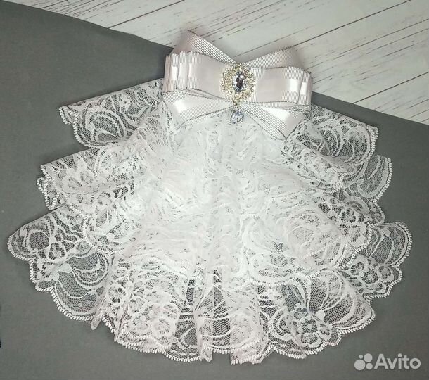 Кружевное брошь-жабо, резинка на пучок и банты