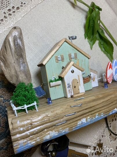 Настенная деревянная ключница ручной работы