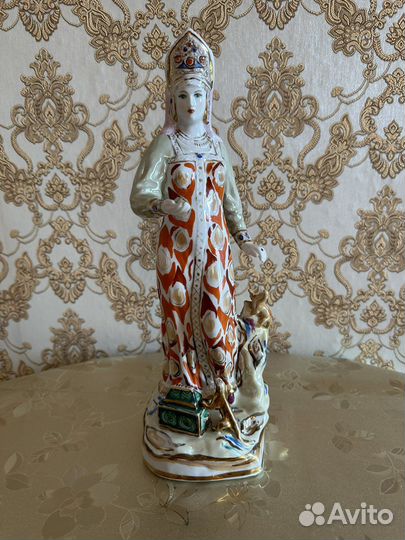 Фарфоровая статуэтка 