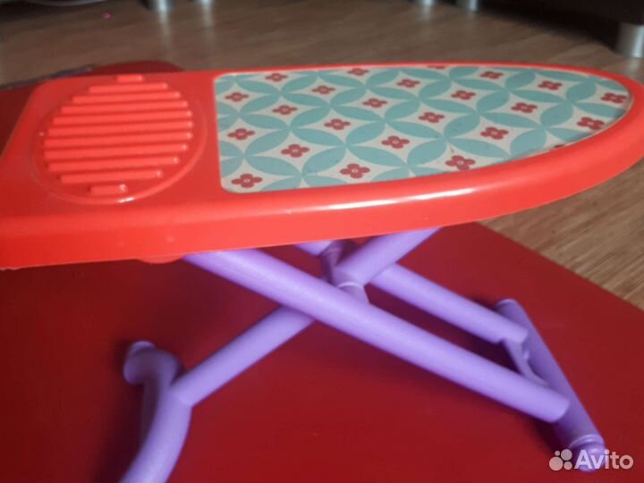 Игрушечный утюг и гладильная доска