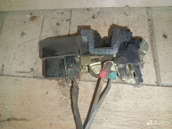 Замок задней правой двери Dodge Stratus 2002г