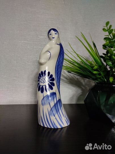 Статуэтка фарфоровая старая Гжель