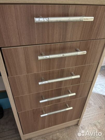 Маникюрный стол со встроенным пылесосом