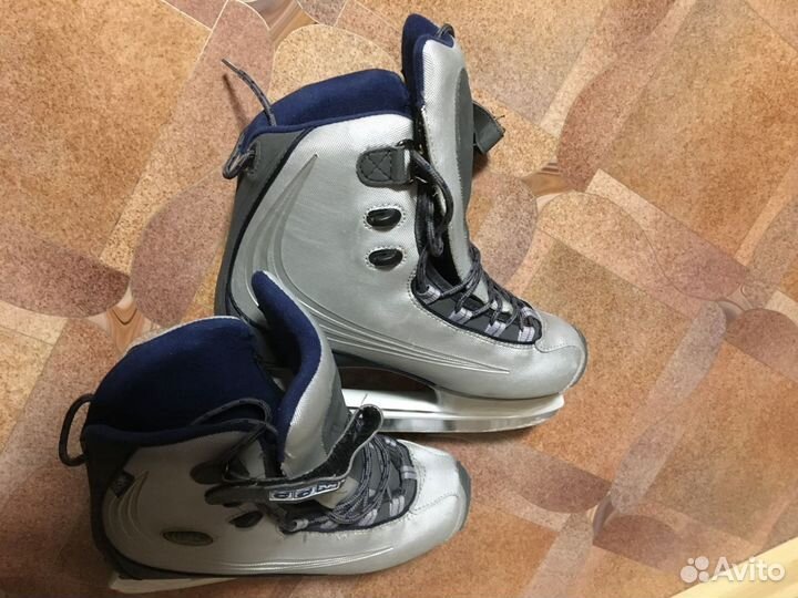 Хоккейные коньки CCM, размер 7 (39)