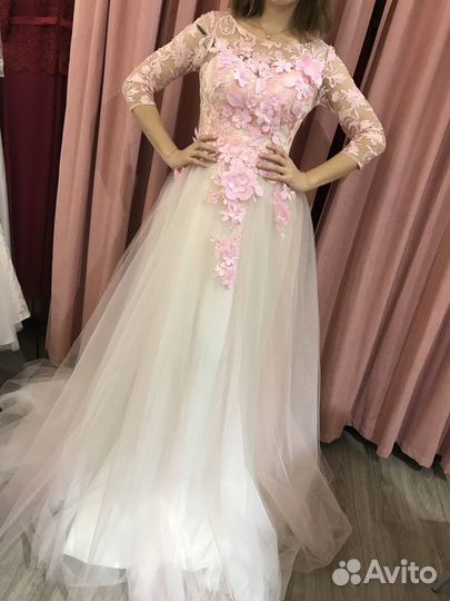 Новое пышное платье со шлейфом и цветами
