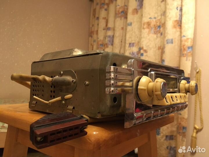 Автомобильный радиоприёмник на газ-21