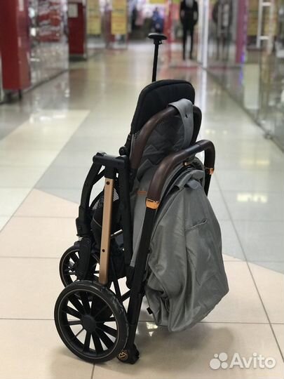 Прогулочная коляска с перекидной ручкой