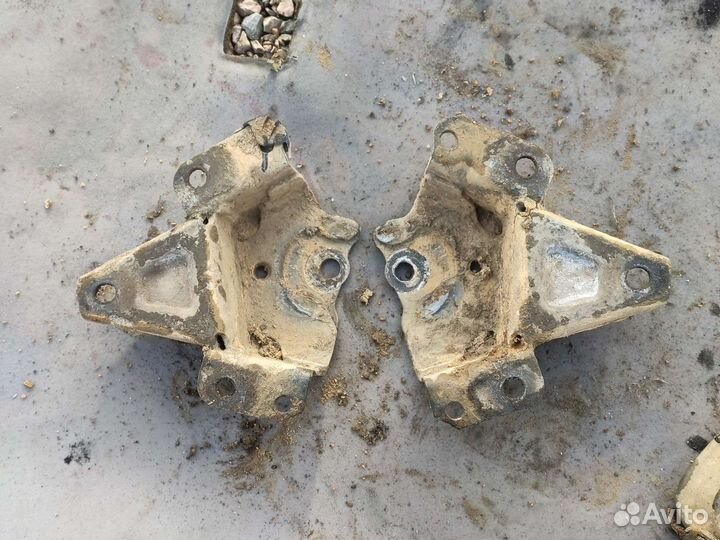 Крепеж задней подвески Рено лагуна 2