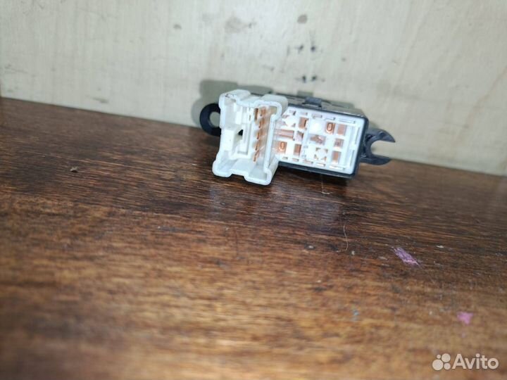 Кнопка стеклоподъемника Nissan Micra 3 K12 Задняя