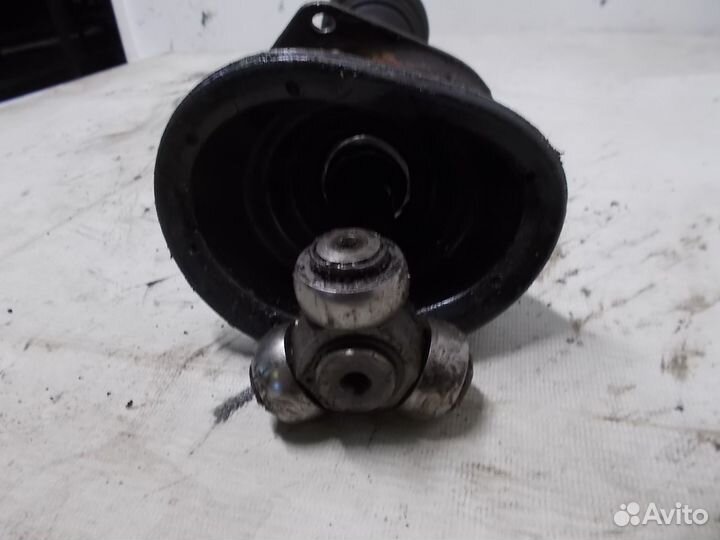 Полуось передняя Лев. Мицубиси Carisma 2001г седан