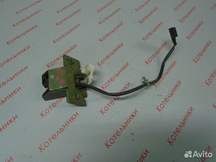 Nissan 90502-2F700 Замок багажника