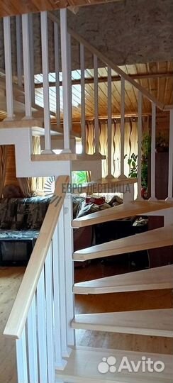 Лестница с перилами и деревянным поручнем