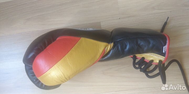 Боксерские перчатки на шнурках