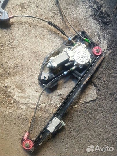 На BMW 7 e38 стеклоподемник электрический