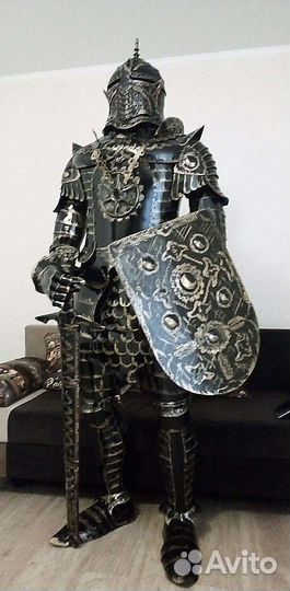 Рыцарь средневековья, в парадном доспехе