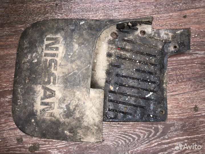 Брызговик задний правый Nissan Mistral R20 TD27B