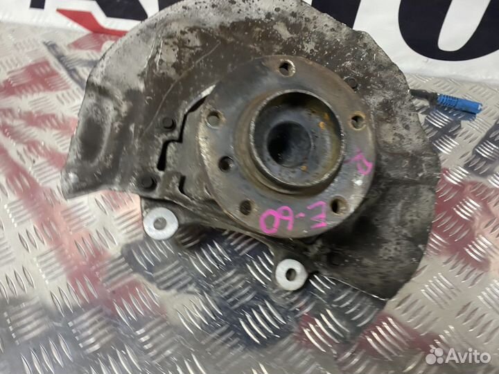 Кулак передний правый BMW E60