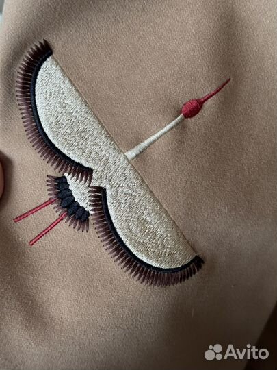 Пальто с вышивкой журавли