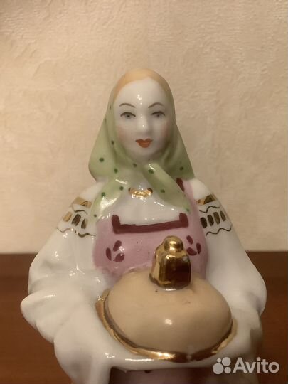 Статуэтка девушка с караваем. Дулево 1955 г