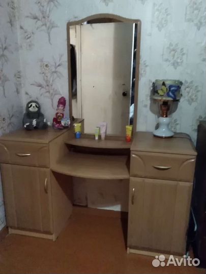 Трюмо с зеркалом