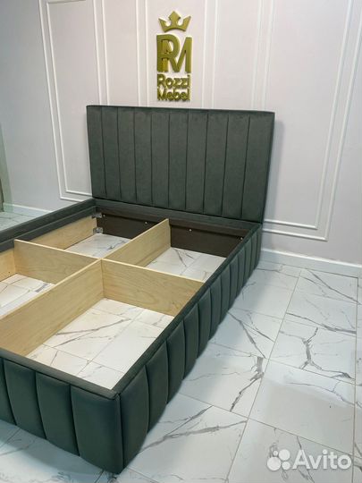 Кровать двуспальная в обивке с утяжками