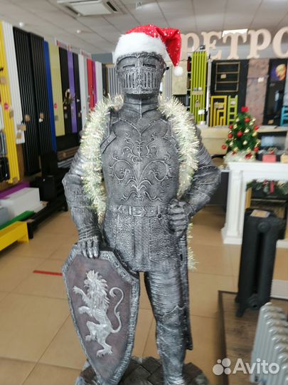 Рыцарь фигура в человеческий рост в доспехах