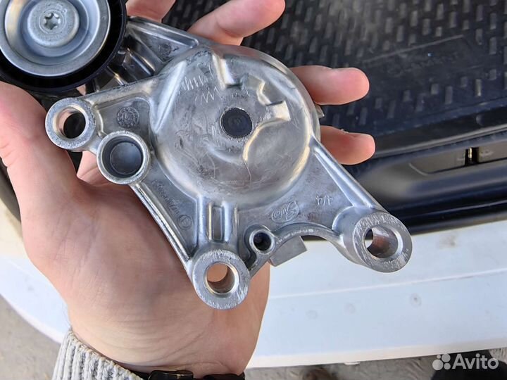 Натяжной ролик сервисного ремня