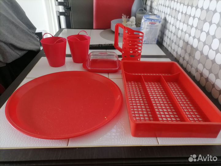 Кухонная утварь красного цвета