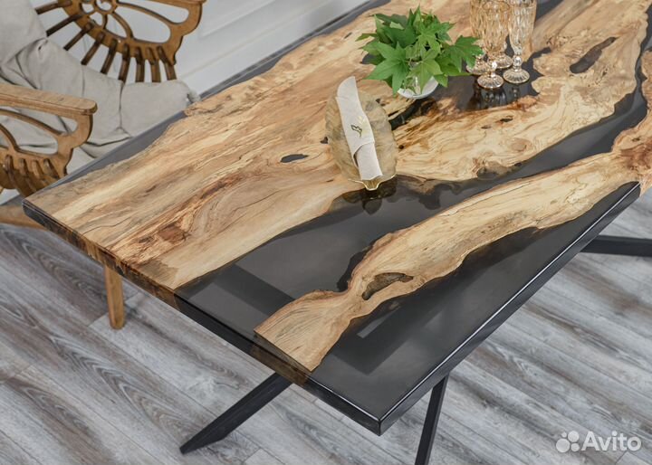 Стол из слэба благородной породы дерева и смолы