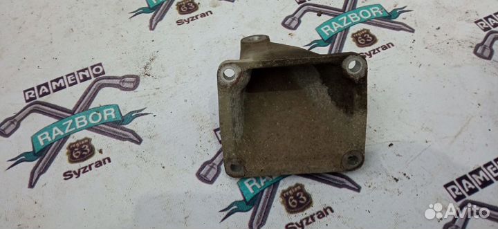 Кронштейн (крепление) правый SsangYong Rexton