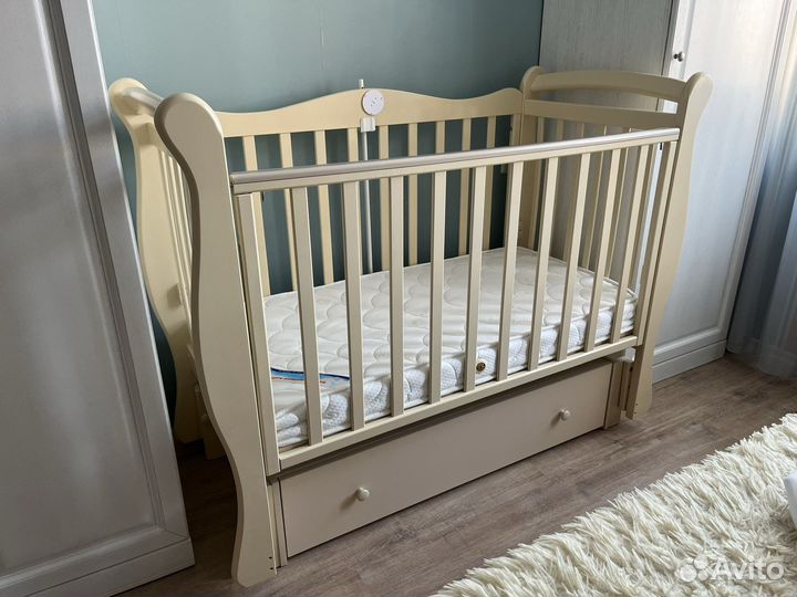 Детская кроватка с маятником