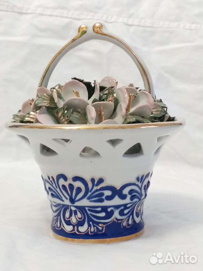 Цветы в корзине фарфор