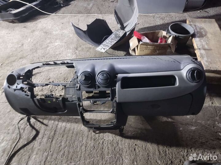 Панель торпедо Renault Logan 1