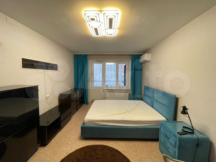 2-к. квартира, 60 м², 1/14 эт.