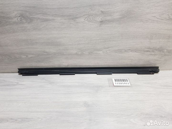 Уплотнитель стекла двери задний левый Toyota Verso