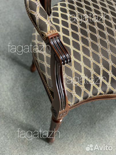 Стул с подлокотниками 