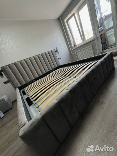 Белая кровать