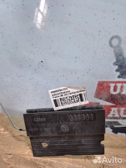 Стекло двери переднее правое Mercedes Benz